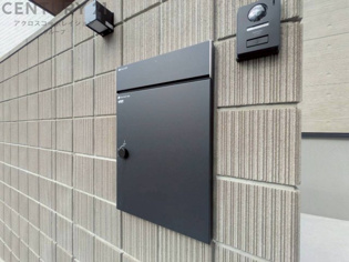 宅配ボックスは荷物の受け取りや配達が便利で安全です。不在時でも荷物が確保され、盗難や損傷のリスクが減少。受け取り時間の柔軟性が向上。外出先からでも荷物の受け取りや預けが可能となります。