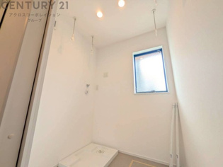 洗濯物の仕分け作業がしやすく、整理整頓が容易になります。洗濯音や湿気を他の部屋に持ち込まず、生活環境を快適に保ちます。上部を活用すれば収納スペースを確保でき洗剤や洗濯用品の整理もしやすくなります。