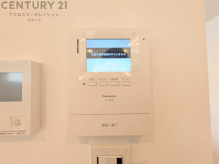 訪問者が来たときにテレビ画面で確認できるため、安心してドアを開けられます。録画機能があるものもあり、留守中に来訪者を記録しておくことができます。利便性が高く、セキュリティ面でも安心です。