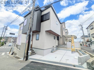 三方角地の開放的な新築戸建（陽当たり・通風良好）小学校徒歩4分、スーパー「イズミヤ」徒歩3分と通学・買い物便利な住立地です。