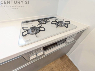 多数の調理器具を同時に使用でき、料理の効率化が可能。省エネで節約になり、様々な料理スタイルに適応できます。また、火力調整が独立しており、手入れや掃除もしやすく、今よりもっとお料理が楽しくなるかも。