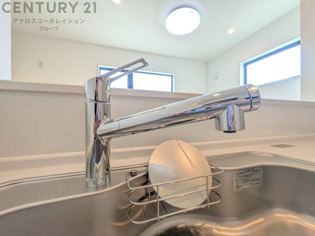 浄水機能付キッチン水栓は、飲み水や調理水の品質を向上させ、健康と安全をサポートします。便利な直飲みや炊飯用水として利用でき、ボトル水の買い物やストックの必要がなくなります。