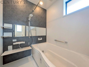 気密性と断熱性に優れ、外気の影響を受けにくく、浴室内の温度を一定に保ちやすいです。特に冬場は、暖房効率が高まり、快適なバスタイムを過ごせます。