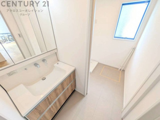 衣服の収納や脱ぎ着や整理整頓がしやすく、湿った衣類を乾燥させるスペースがありカビや臭いの発生を防ぎます。床の汚れを他の部屋に持ち込まず清潔を保つことができます。また快適な入浴環境の整備にも役立ちます。