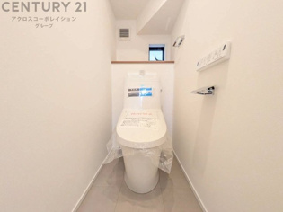 温水洗浄便座付トイレは温水洗浄機能により、暖かい水でおしりを洗浄することができ、冷たい水を使う従来の便座に比べ、温水洗浄機能で暖かいトイレを提供し、快適な使用を可能にします。