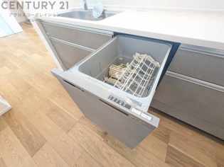 食器洗浄乾燥機は手洗いに比べて時間や労力を節約できます。また、高温のお湯で洗浄されるため、雑菌や細菌を殺菌する効果もあります。さらに、乾燥機能があるため、手で拭く手間も省け衛生的に保管できます。