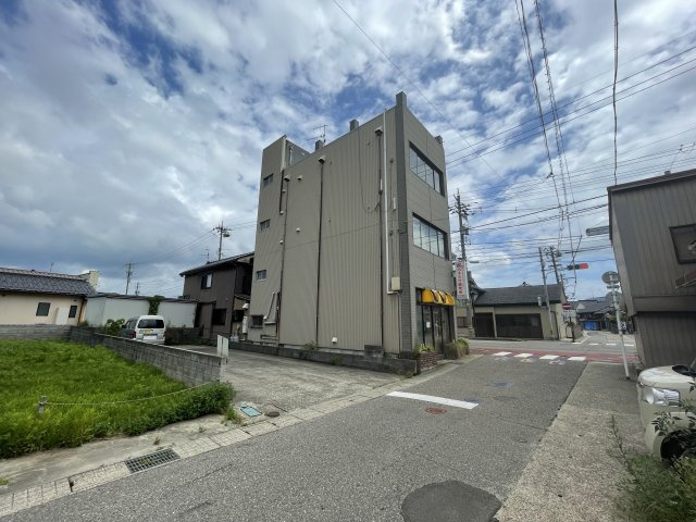 七尾市郡町ビルの外観