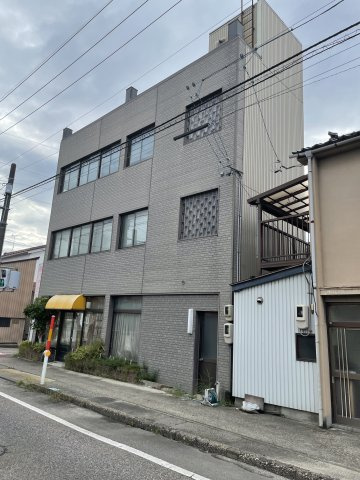 七尾市郡町ビルの外観