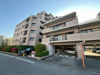 【外観】 | スーパー・コンビニ・ドラッグストア徒歩10分圏内でお買い物に便利な好立地です。藤崎駅までも徒歩約13分でアクセスできます。学校近いのでお子さまがいるファミリーにもおススメです