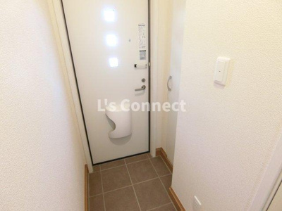 【玄関】 | Ｃｒｅａｔｉｏｎ上柴崎 | 背の高い下駄箱で靴も収納できます。