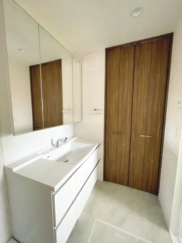 宝塚雲雀丘タウンハウスの洗面所|ゆったりとスペースのある洗面所