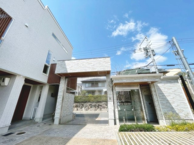 宝塚雲雀丘タウンハウスのエントランス|ゆとりのあるエントランスです