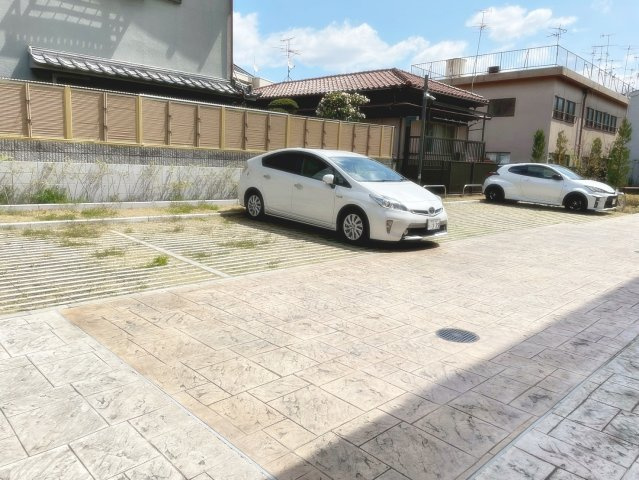宝塚雲雀丘タウンハウスの駐車場|車をお持ちの方に嬉しい駐車場付きの物件です