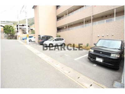 【駐車場】 | バンブーヒルズ | 駐車場があるので、車を買う予定の方も安心です