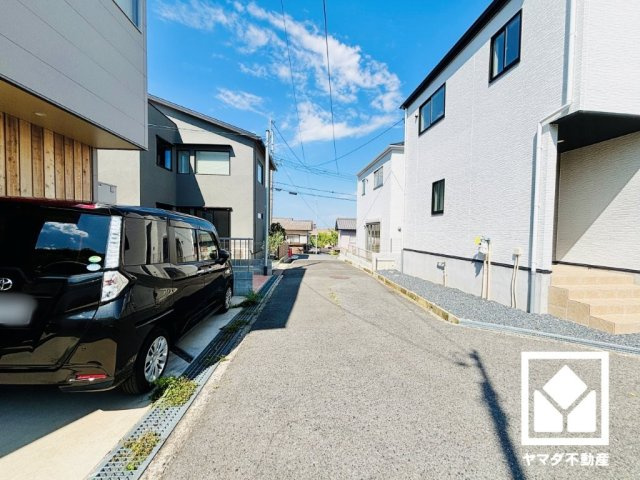 草津市野村４丁目　1期　3号棟の前面道路含む現地写真