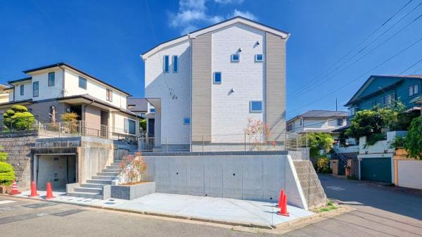 横浜市青葉区松風台の新築一戸建の外観|陽当りの良さが伝わります！
是非、現地にてご確認下さい。