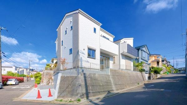 横浜市青葉区松風台の新築一戸建の前面道路含む現地写真|広々とした前面道路！
駐車も楽に行えます。