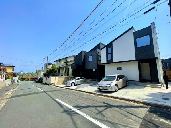 横浜市南区永田南２丁目の新築一戸建の前面道路含む現地写真|広々とした前面道路！
駐車も楽に行えます。