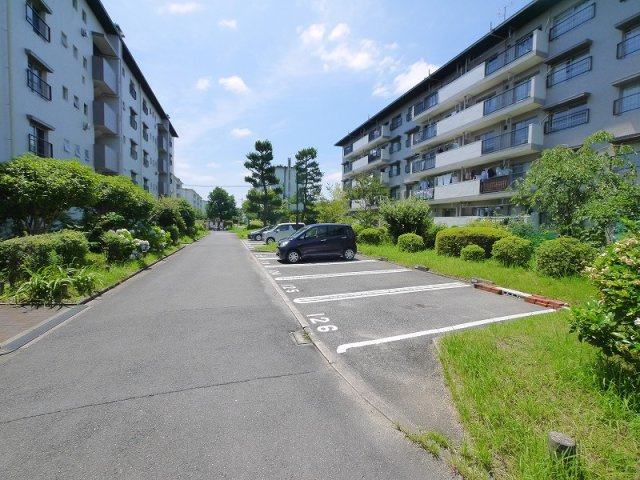 中登美第二団地 B棟の駐車場