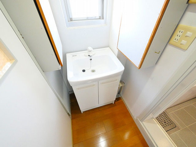 中登美第二団地 B棟の独立洗面台