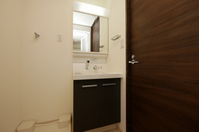 【独立洗面台】 | コンフォリア京町堀 | 朝の支度にも助かる、独立の洗髪洗面化粧台