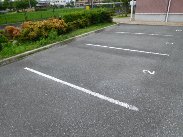 加古郡稲美町国岡のハイツの駐車場