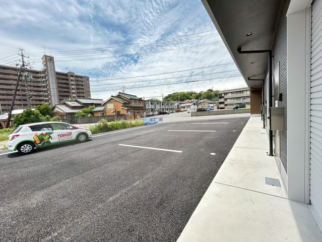 Mirum Maison(V)の駐車場