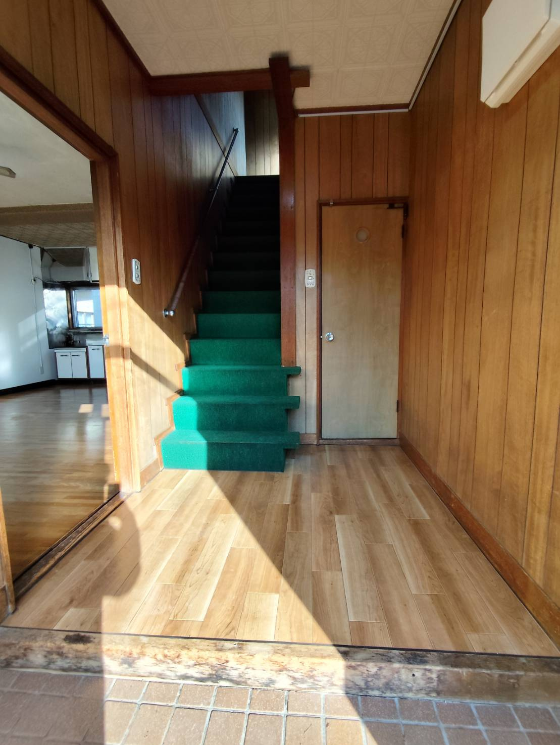 緑ヶ岡5丁目3LDK借家の玄関