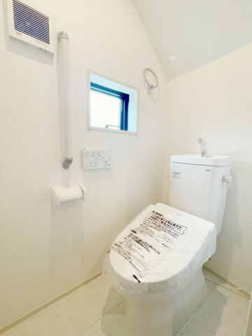 熊谷市宮町　GRAFARE　全1棟のトイレ|階段下のデッドスペースを活用したトイレ！手すり付きなど気配りの利いた設計です！