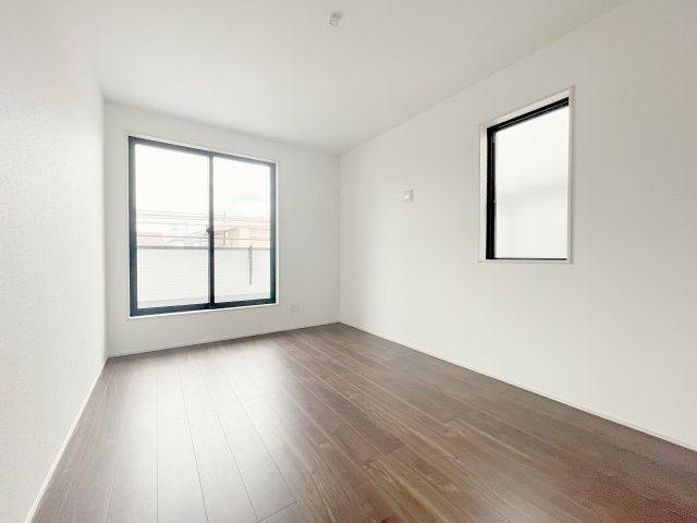 熊谷市宮町　GRAFARE　全1棟の洋室|7.1帖の洋室は南向きでバルコニーへの出入りも可能！