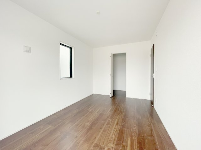 熊谷市宮町　GRAFARE　全1棟の洋室|ウォークインクローゼット付きでたっぷり収納♪余計や家具が不要です♪