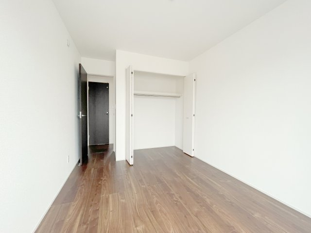 熊谷市宮町　GRAFARE　全1棟の洋室|枕棚付きのクローゼットは帽子やバッグといった小物収納にも便利です！