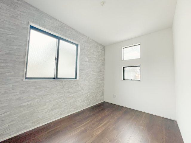 熊谷市宮町　GRAFARE　全1棟の洋室|アクセントクロスがおしゃれな5.5帖の洋室♪子供部屋としても人気！