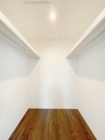 熊谷市宮町　GRAFARE　全1棟の洋室|両サイドにハンガーがかけられるので季節ごと・用途ごとに分けて収納も可能♪照明付きで探しやすい♪