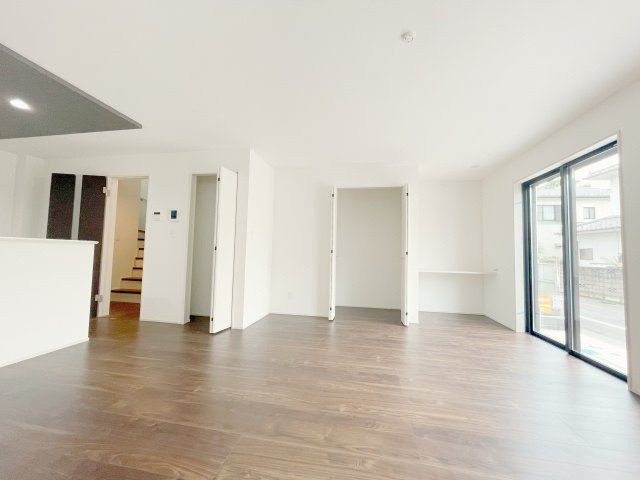 熊谷市宮町　GRAFARE　全1棟の居間・リビング|陽当たり良好なリビングは作業などもできるカウンター付き♪お子様の勉強見守りも可能です！