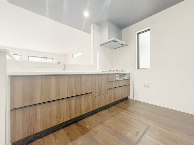 熊谷市宮町　GRAFARE　全1棟のキッチン|木目がぬくもりを感じさせるシステムキッチン♪リビングと会話しながら家事ができると人気のスペース！