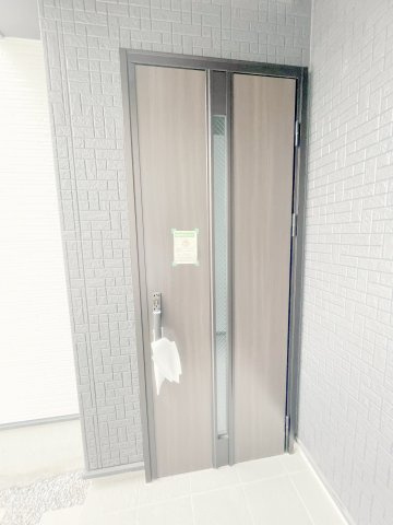 熊谷市宮町　GRAFARE　全1棟の玄関|玄関ポーチ付きなので雨に濡れることなく傘がさせるのでお出かけ前やお買い物帰りなどに便利♪