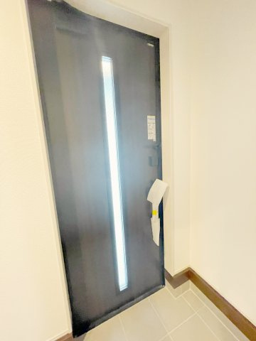 熊谷市宮町　GRAFARE　全1棟のその他|自然光を取り入れるドア窓付き玄関♪毎日気持ちよくお出かけができそうですね♪