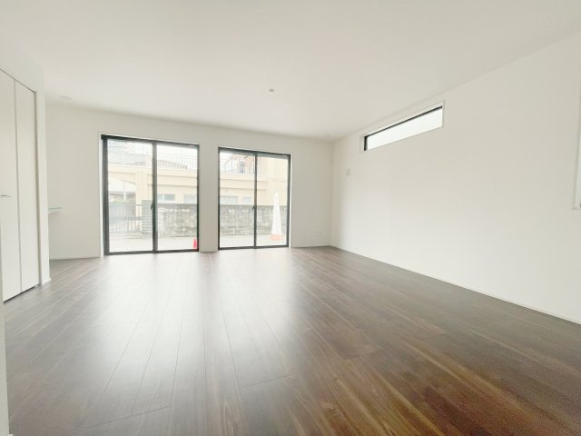 熊谷市宮町　GRAFARE　全1棟の居間・リビング|18.7帖の広々リビング♪家族が集まる空間だからこそ広くぬくもりを感じる空間に♪