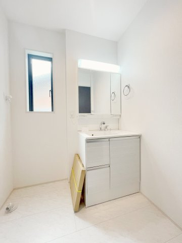 熊谷市宮町　GRAFARE　全1棟の独立洗面台|玄関近くに洗面室があるので帰宅後すぐに手洗いをする習慣がつく間取りです♪感染症対策にピッタリ♪