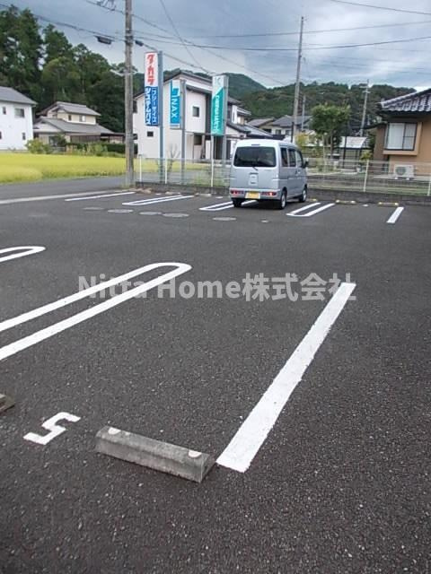フォレスト　ガーデンの駐車場|敷地内に駐車場も完備！！