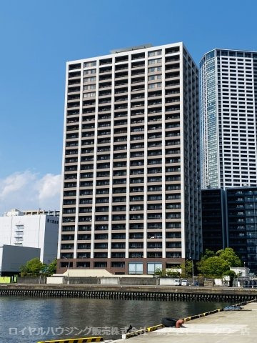 白い縦ラインと、ブラウン系の横ラインが描く、鮮やかなコントラスト。
年月を経ても、住まう方の満足を得られる端正でスクエアなデザインの外観。