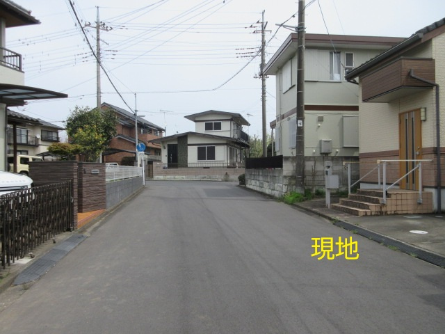 中古戸建　東松山市和泉町6-41の前面道路含む現地写真