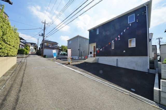【横浜市瀬谷区下瀬谷2丁目7-5全3棟新築戸建て】★仲介手数料無料★（瀬谷さくら小学校・下瀬谷中学校）の前面道路含む現地写真