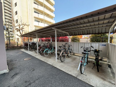 【駐輪場】 | ネオハイツ堺・北花田 | 駐輪場に屋根があるので、雨の日に自転車が濡れにくく嬉しいですね！