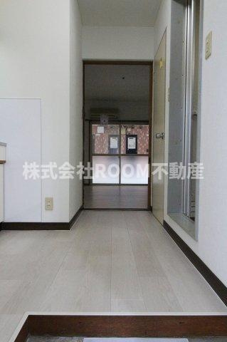 ガーデンTNⅠ・Ⅱの居間・リビング|きれいな玄関です