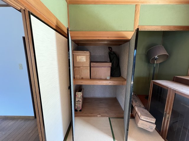 津山市二宮　中古住宅　4DKの収納|1F6帖和室　収納
