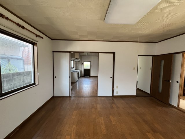 津山市二宮　中古住宅　4DKの洋室|1F10帖洋室
戸を開けば、ダイニングキッチンと合わせて19帖のゆったりとした広さ。