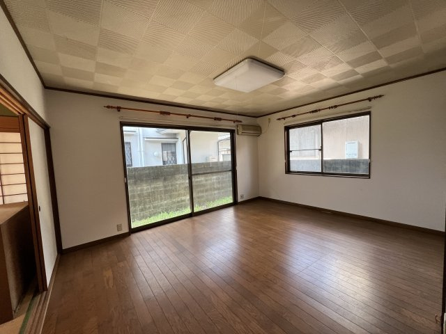 津山市二宮　中古住宅　4DKの洋室|1F10帖　洋室
明るくゆったりとした洋室