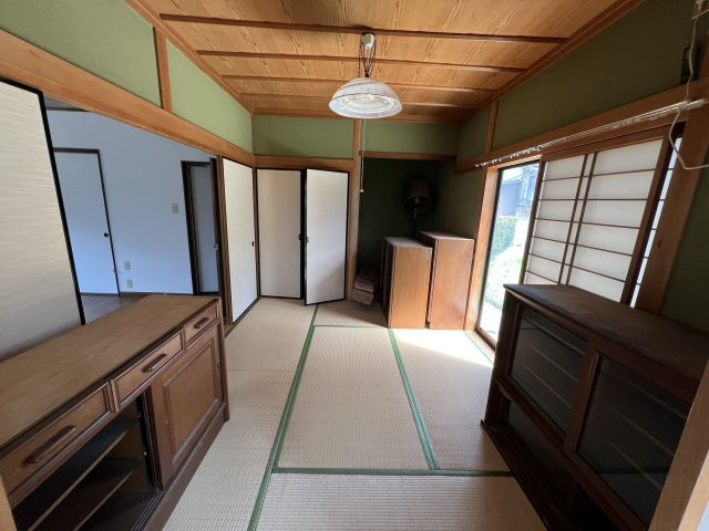 津山市二宮　中古住宅　4DKの和室|1F6帖和室
収納と床の間のある和室